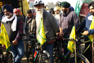 साइकिल चलाकर पहुंचे दिल्ली.