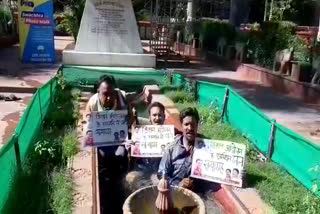 Congress supported the peasant movement by standing in water for 2 hours