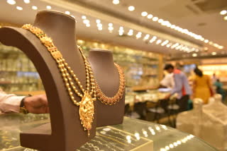 Tax and Excise team recovered fine from two traders carrying jewelery without bill in una