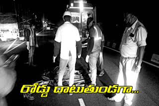 two-women-dead-in-road-accident-at-thomalapalli-in-wanaparthy