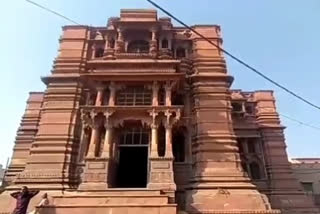 गोविंद देव मंदिर का पत्थर टूटकर गिरा