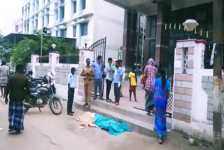 மதுரை அரசு மருத்துவமனையில் முதியவரின் உடல் மீட்பு  Elderly dead body recovered at Madurai Rajaji Government Hospital  Madurai District News  Elderly dead body recovered in Madurai  Tamilnadu Current News  மதுரையில் முதியவர் சடலம் மீட்பு  மதுரை மாவட்டச் செய்திகள்  தமிழ்நாடு தற்போதைய செய்திகள்