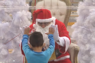 Santa cheers up kids