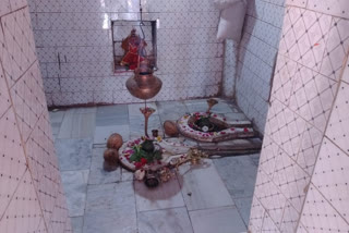 વડોદરાઃ આંકલીયા ગામે નિલકંઠેશ્વર મહાદેવ મંદિરમાં તસ્કરો ત્રાટકયા , 1 કિગ્રા ચાંદીના છત્રની ચોરી