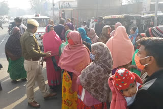 Women jammed bus stand, water problem