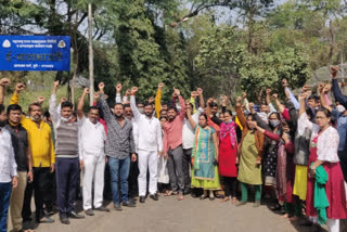 agitation is being carried out by Taradoot outside Sarathi Sanstha