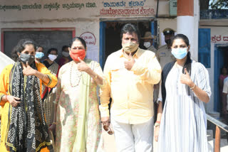 voting-from-agriculture-minister-bc-patil-at-balambeda-village-booth