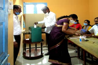 minister-srinivas-poojary-voted-in-bramhavara