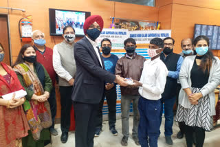 Provided hands for fees and smartphones to help students in delhi