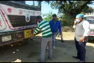 RTO action on royalty stealing dumpers in hoshangabad