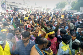 devotees-protest-at-srivari mettu-in-tirupati-for-not-allowing-them-to-darshan