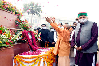 पूर्व प्रधानमंत्री चौधरी चरण सिंह की प्रतिमा पर माल्यार्पण करते सीएम योगी.