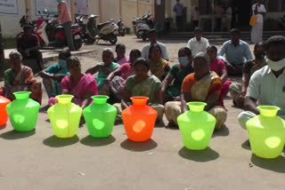 Condemning the non-provision of drinking water, people protested at dharmapuri municipal office