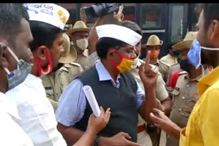 Karnataka Rashtra Samithi leader Ravikrishna Reddy arrested for carrying out protests