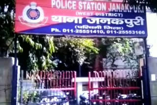 thieves breaked shutter of 8 shops in Janakpuri of Delhi