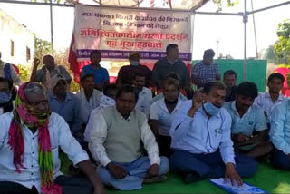 villagers started hunger strike demanding arrest and suspension of Kirari Panchayat Secretary IN JANJGIR