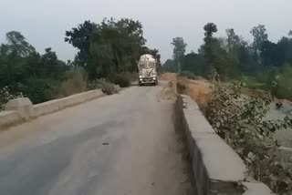 heavy-vehicles-passing-through-damaged-bridge-in-giridih