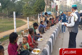 Farmers fed the children living in slums on birth anniversary of Chaudhary Charan Singh at Chilla border