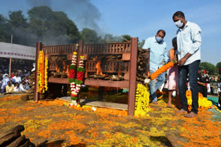 मुखाग्नी देताना आर्यन