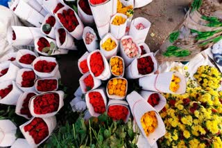 தருமபுரியில் பூக்கள் விலை உயர்வு  பூக்கள் விலை உயர்வு  பூக்கள் விலை  Dharmapuri Flower Price  Flower Price Hike in Dharmapuri  Dharmapuri District News  தருமபுரி மாவட்டச் செய்திகள்