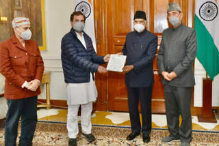 Rahul Gandhi submitting memorandum to the President