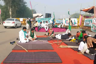 farmers are also on 11 hunger strike for fourth day at chilla border in noida