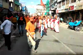 ৰাজপথত হাতত অস্ত্ৰ লৈ বজৰং দল, দুৰ্গা বাহিনীৰ শক্তি প্ৰদৰ্শন