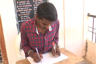 Karnataka man can write using both hands simultaneously