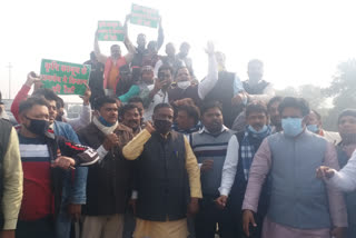 Noida: Farmers reach Mahamaya flyover, support to agricultural bill