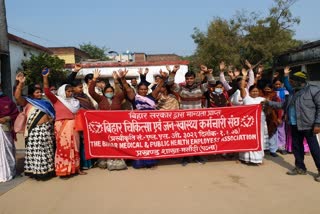 protest of health workers on masaurhi health center in patna