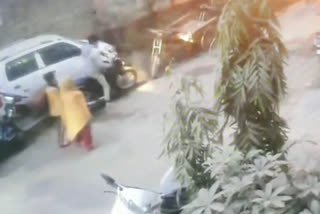 robbers robbed bike in seconds cctv footage came in patel nagar in ghaziabad