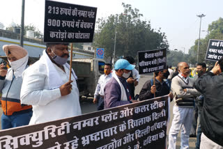 auto taxi union protest regarding price hike in high security number plate in delhi