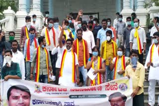 Protestರಾಜ್ಯದ ಇತಿಹಾಸವನ್ನು ಪಠ್ಯಪುಸ್ತಕಕ್ಕೆ ಸೇರ್ಪಡಿಸುವಂತೆ ಒತ್ತಾಯಿಸಿ ಪ್ರತಿಭಟನೆ