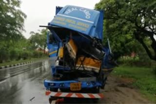 Another truck collided with a truck parked on the side of the road - two killed; One injured!