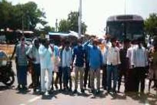 Protest to buy paddy in Mahabubnagar