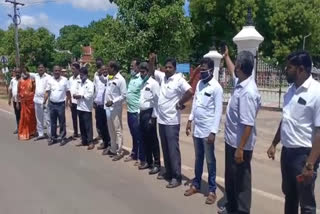 Advocates protest in front of Pudukkottai court entrance