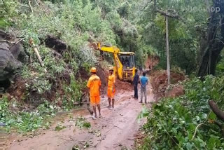 நீலகிரியில் தொடர்ந்து 6 ஆவது நாளாக மழை - நெடுஞ்சாலையில் மண் சரிவு