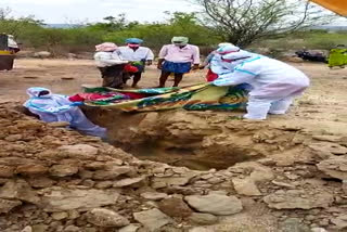 కరోనా మృతుని అంత్యక్రియలు నిర్వహించిన సర్పంచ్​