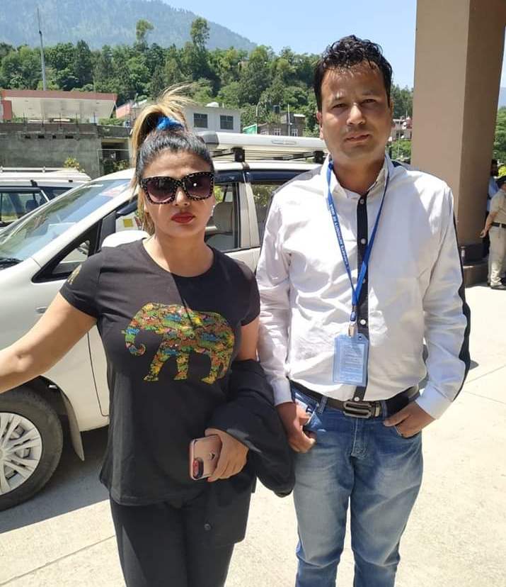 rakhi sawant in manali