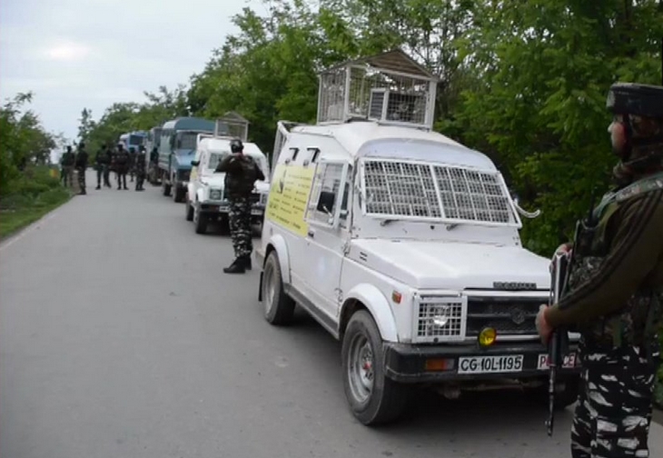 গোটা এলাকা ঘিরে রাখে তল্লাশি চালাচ্ছে নিরাপত্তাবাহিনী