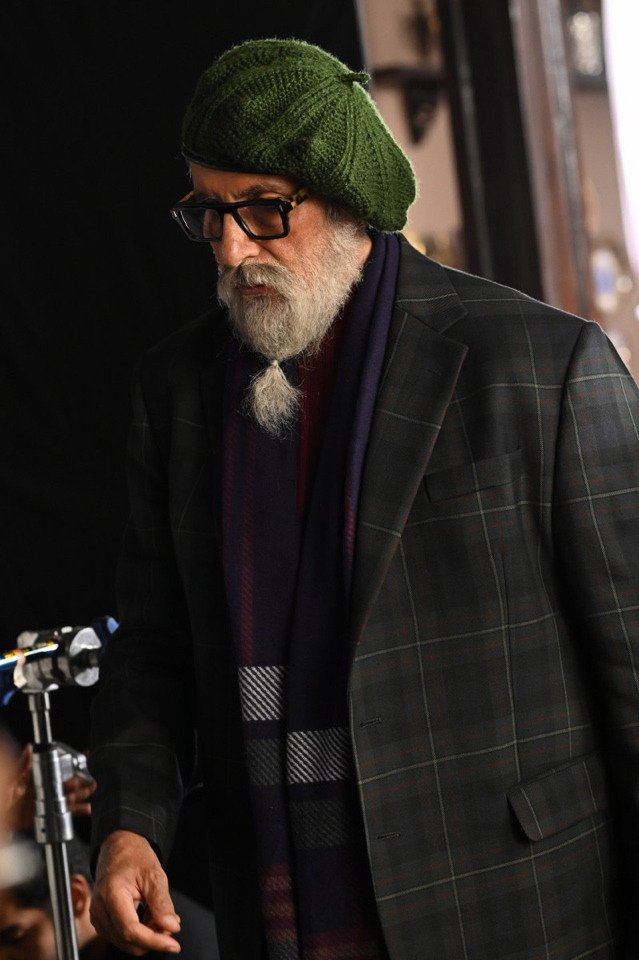 Big B look in Chehare film Release