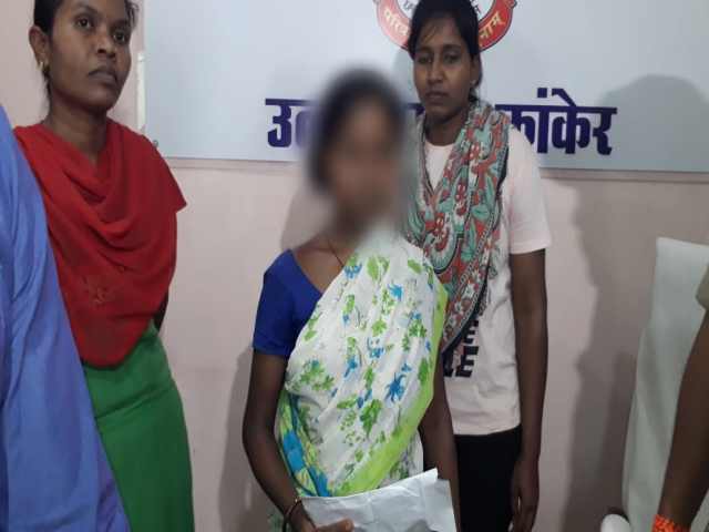 woman naxal surrendered with new born in kanker