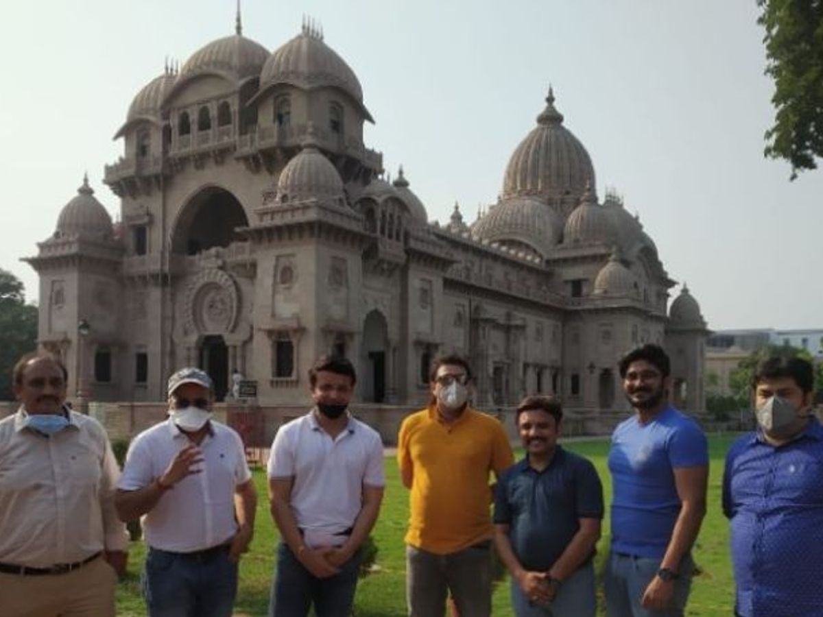 Sourav Ganguly distributes 2,000 kg of rice at Belur Math