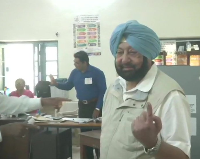 Captain Amarinder Singh casts his vote in Patiala.