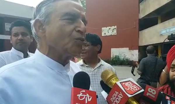 Pawan Kumar Bansal casts his vote