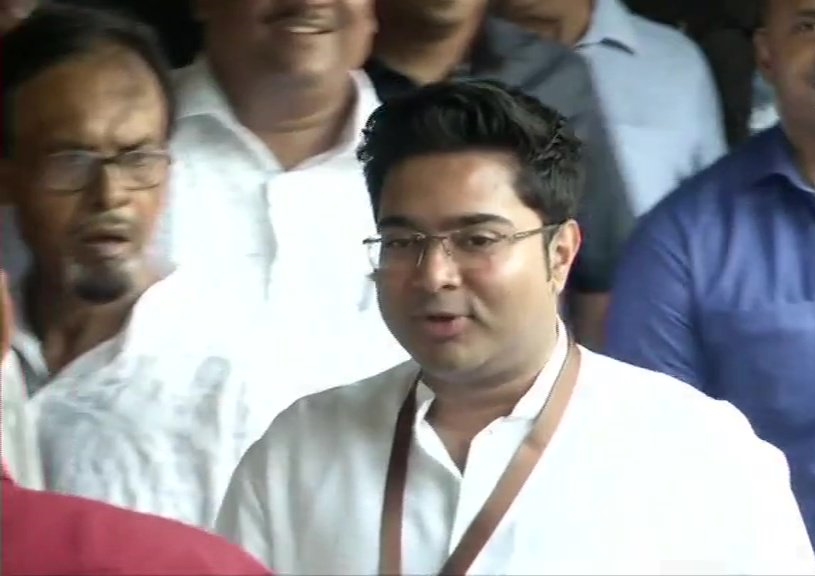 Abhishek Banerjee casts vote in Kolkata Dakshin constituency