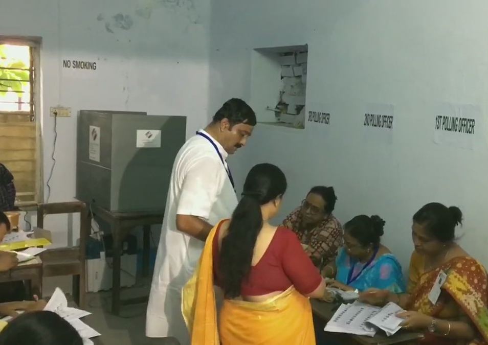 Kolkata North BJP candidate Rahul Sinha casts his vote