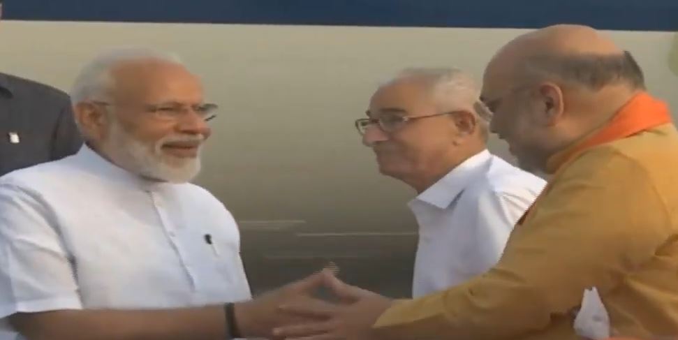 shah receives modi in ahmedabad