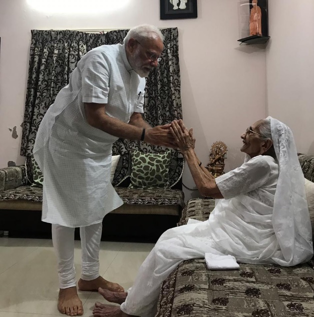 modi-meets-his-mother-heeraben-modi