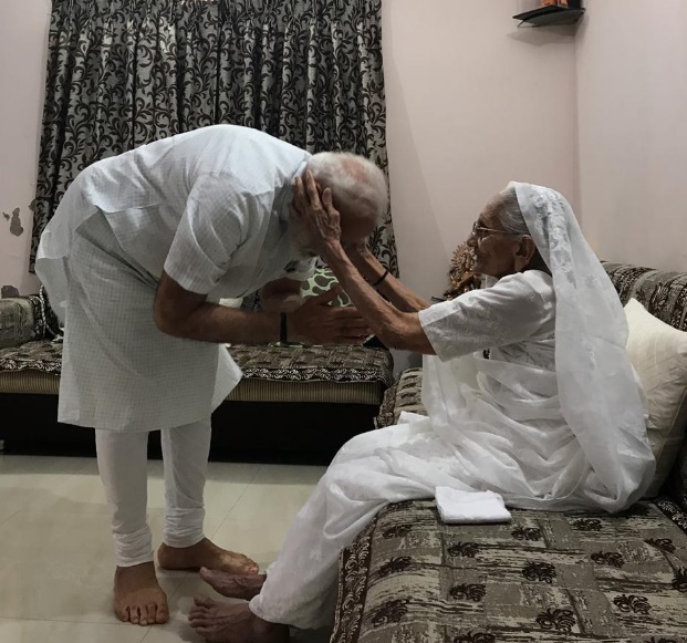 modi-meets-his-mother-heeraben-modi